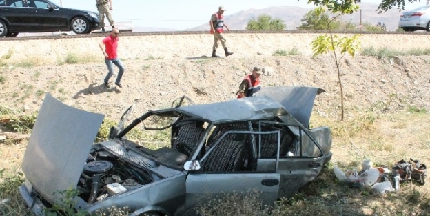 Lastiği Patlayan Otomobil Şarampole Uçtu: 8 Yaralı