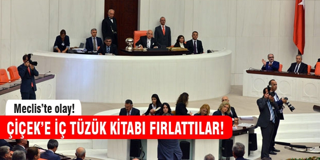 CHP'liler İç Tüzük kitapçığını böyle fırlattı! İZLE