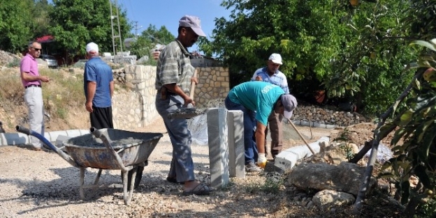 Erdemli Belediyesi’nden Okul Ve Mahallelere Parke Hizmeti