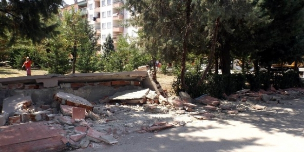 Site Sakinleri Belediyenin Yıkımına Tepki Gösterdi