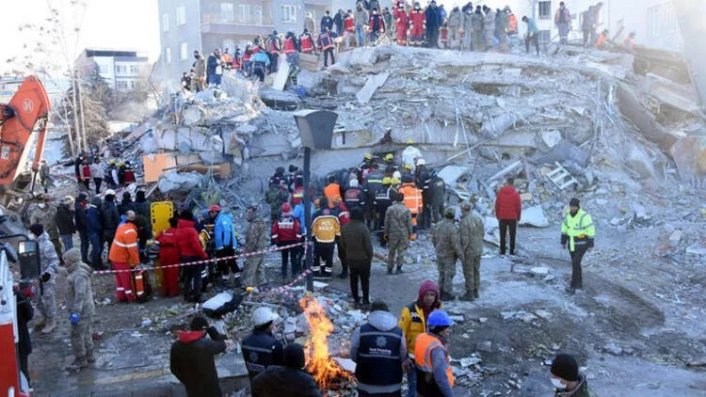 Türkiye'yi derinden sarsan depremlerde hayatını kaybedenlerin sayısı 20.665 oldu