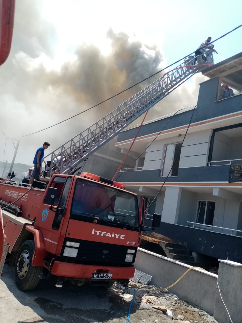 Karacabey’de apartmanın çatısı alev alev yandı