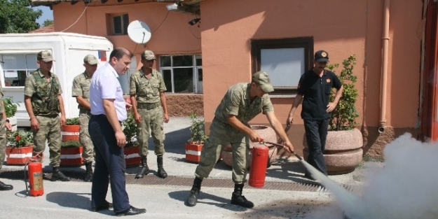 Askerlere Uygulamalı Yangın Eğitimi