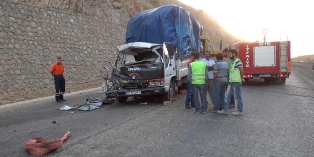 Kamyonet, Tıra Arkadan Çarpti: 1 Yaralı