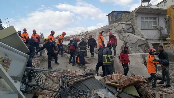 Osmaniye'de artçı depremler sürüyor! 4 katlı bina yıkıldı