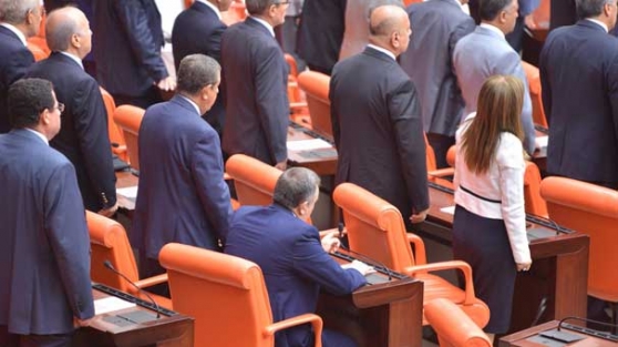 Erdoğan yemin ederken ayağa sadece o kalkmadı!