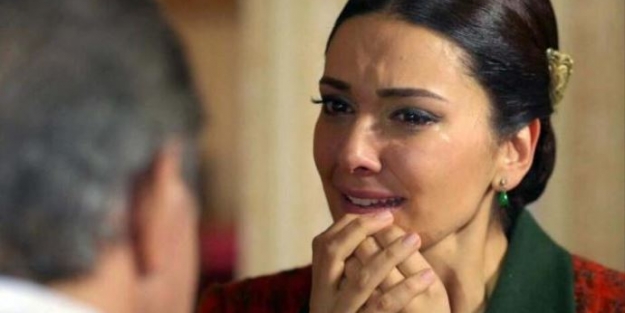 Bergüzar Korel gözyaşlarını tutamadı