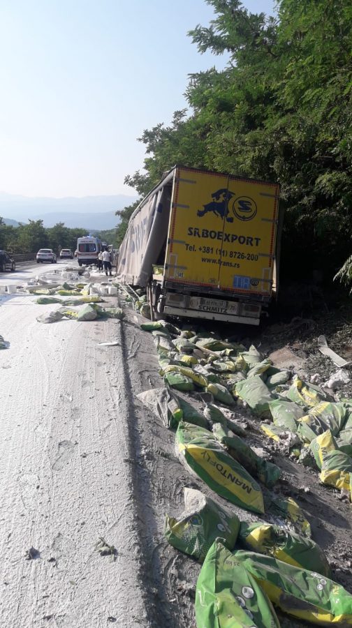 Bursa'da şarampole devrilen TIR'daki boyalar yola saçıldı