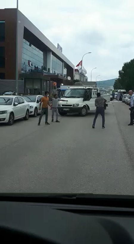 Yol verme kavgasında levyeler konuştu