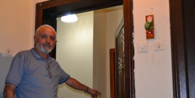Hırsız Dolaptaki Eşyaları Da Çaldi