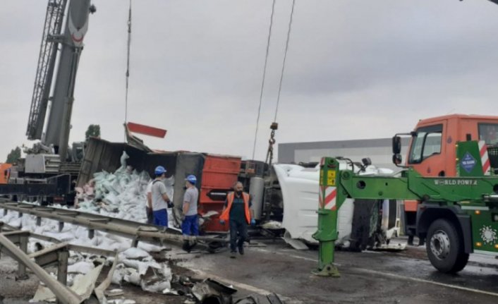 Toprak yüklü TIR devrildi, yol ulaşıma kapandı