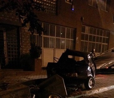 Kontrolden Çikan Araç İkiye Ayrıldı