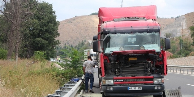 Bilecik’te Kağıt Yüklü Tır Alev Aldı