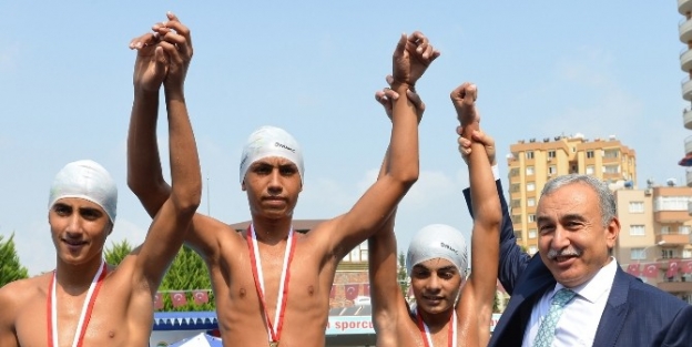 Sevgiye Uzanan Eller, Başarıya Kulaç Attı