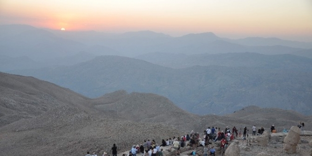 Nemrut’a Yerli Ve Yabancı Turist Akını
