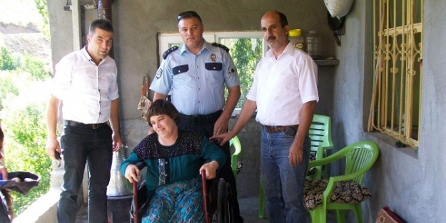 Emniyet Amirliğinden Engelli Vatandaşa Tekerlekli Sandalye