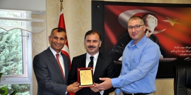 Sırrı Köstereli’ye Plaket Verildi
