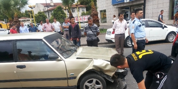 İki Araç Çarpişti Yaşlı Kadın Yaralandı