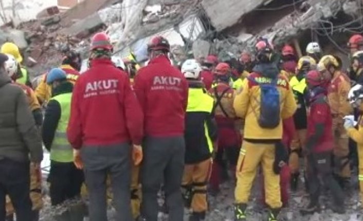 Depremin 99. saatinde gelen mutluluk! Bir kişi sağ çıkartıldı