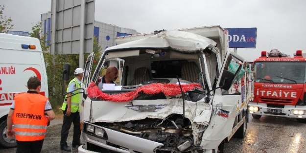 Kamyon Tır’a Çarpti: 1 Yaralı