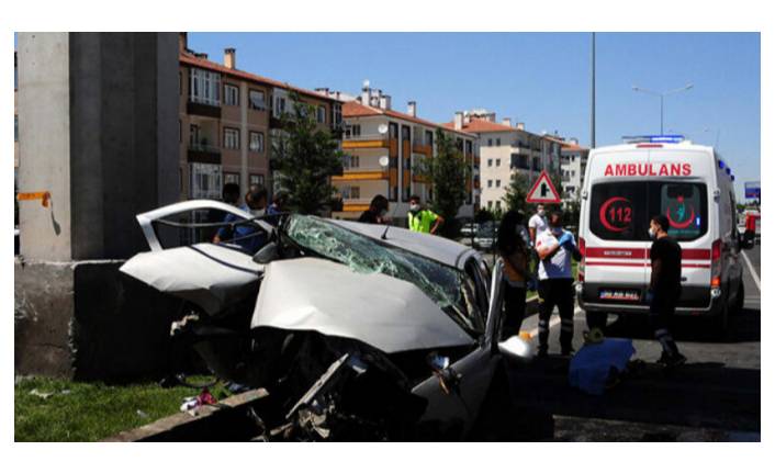 Üst geçidin ayağına çarpan otomobilin sürücüsü öldü