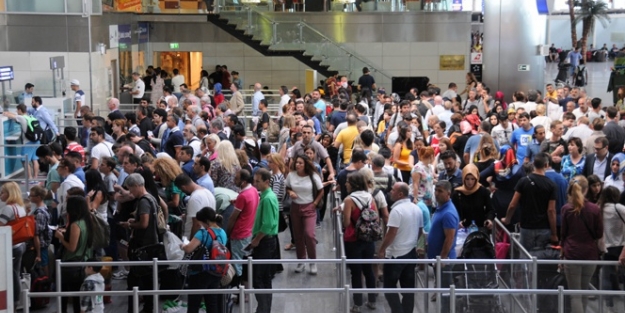 Havalimanlarında okul  yoğunluğu başladı!