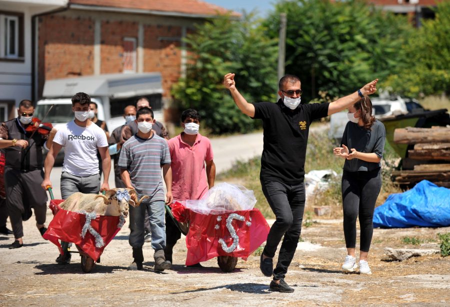 Yasaklar kalktı, Bursa'da kuzusu 'Sultan'a davullu zurnalı düğün yaptı