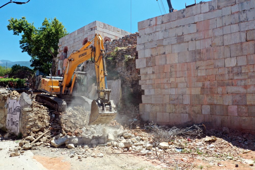 Bursa'da 2300 yıllık surları kuşatan binalar yıkıldı