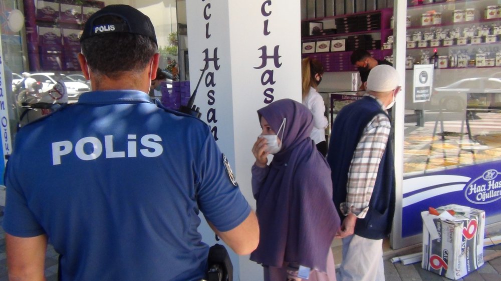 Bursa'da polisler hem ceza kesti hem de maske verdi