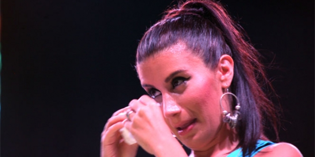 İrem Derici gözyaşlarını tutamadı