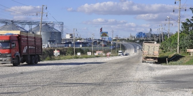 Mıcır Yol Tehlike Saçıyor