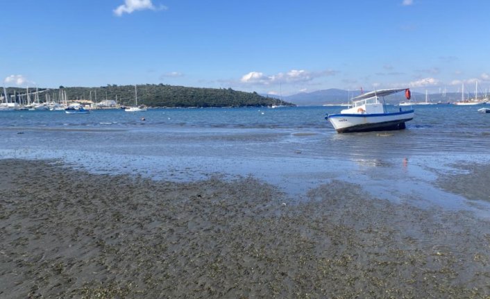 Seferihisar'da deniz 25 metre çekildi