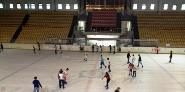 Vatandaşlar Buz Sporları İle Serinliyor