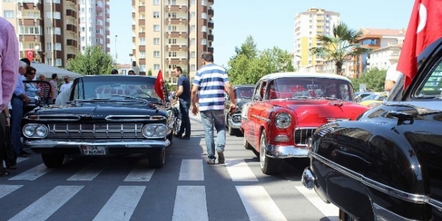 Klasik Otomobiller İle Zafer Bayramı Kutlandı