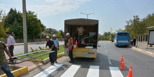 Aksaray’da Yaya Çizgileri Ve Bordür Taşları Boyanıyor