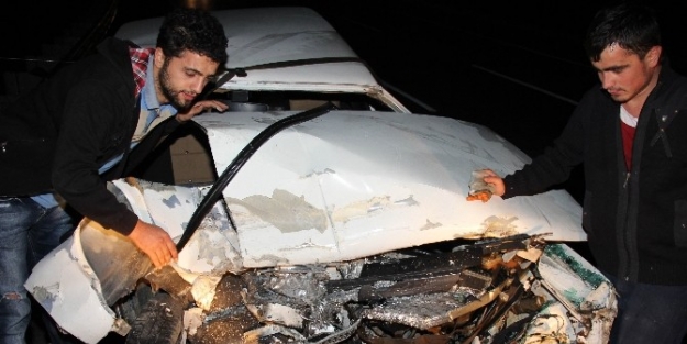 Otomobil Köprü Üzerindeki Bariyere Çarpti: 3 Yaralı