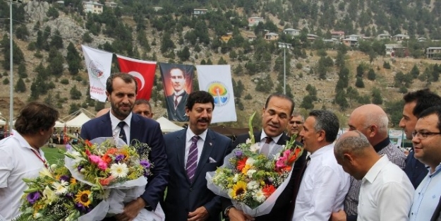 Saffet Sancaklı Karaisalı’da Şampiyon Takıma Kupa Verdi