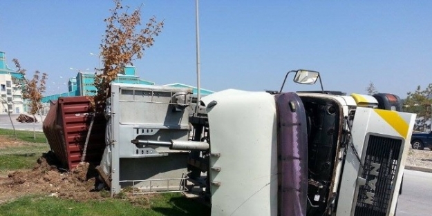 Bor Yüklü Tır Devrildi