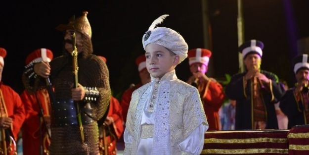 Belediye Başkanından Oğluna Görkemli Sünnet Düğünü