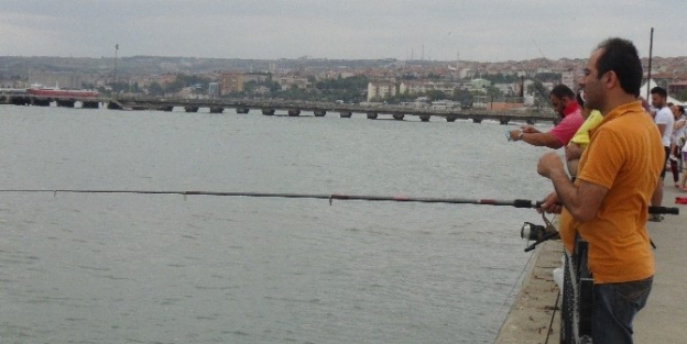 Tekirdağ’da Oltasını Alan Sahile Gitti