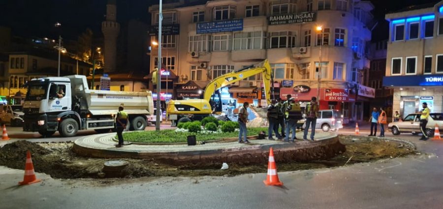 Bursa Çekirge Meydanı'ndaki parke taşlı alan asfalt kaplandı