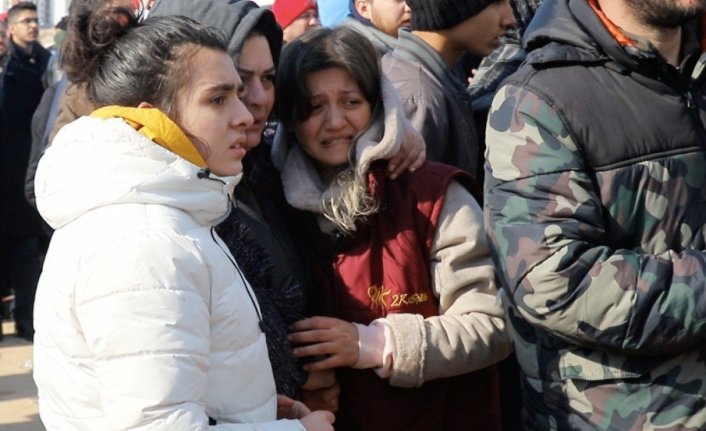 Enkazda iki kardeş ve babalarının yaşam umudu: Üç kez duvara vurdular