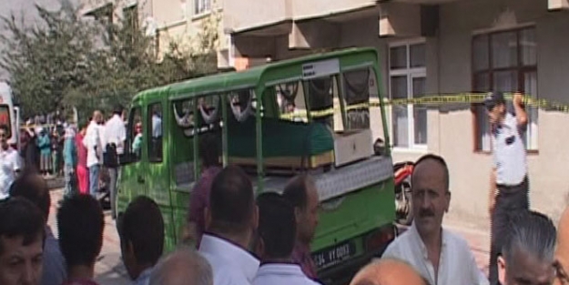 İki oğlunu da vurdu!