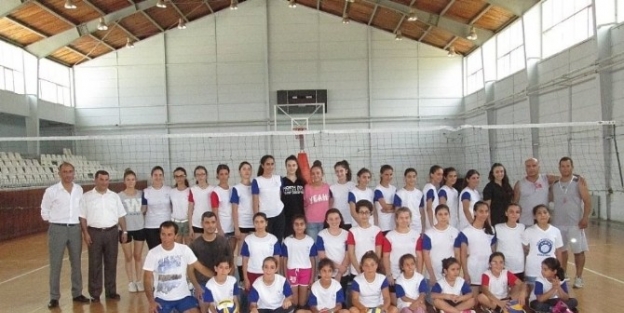Karataş’ta Voleybol İl Spor Okulu