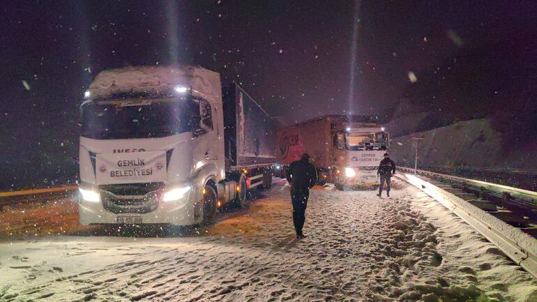 Bursa'da kardan kapanan yol açıldı, yardım TIR'ları yola çıktı