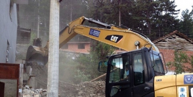 Keles’te Metruk Binalar Yıkılıyor