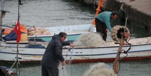 Karadenizli Balıkçılar Hava Şartlari Nedeniyle Avlanmaya Çikamadi