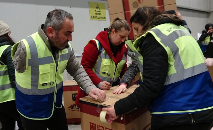 Bursa'dan yürekleri ısıtan görüntü! Tek koluyla depremzedelere yardım ediyor