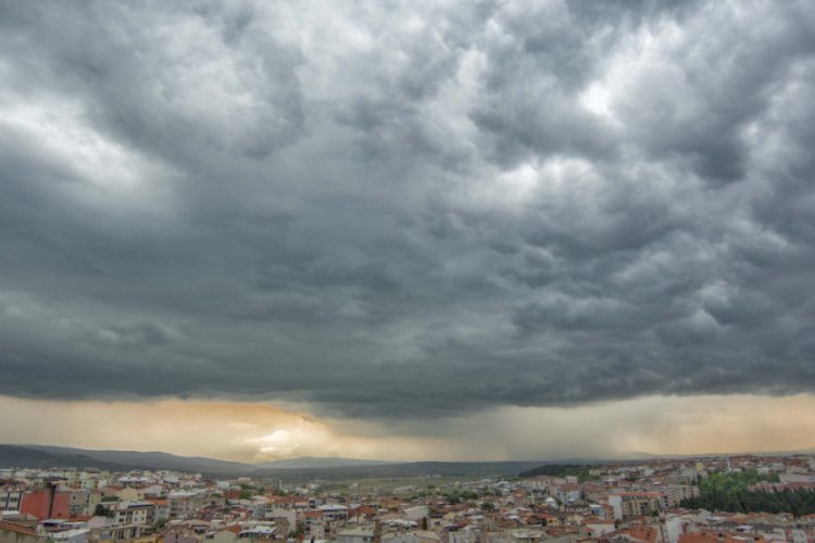 Bursa'da yağmur bulutları ilginç şekiller ortaya çıkardı