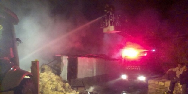 Gediz’de 1 Ev Ve 3 Samanlık Tamamen Yandı